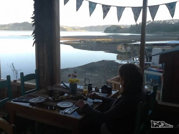 Jantando em um delicioso restaurante de Castro, na Ilha de Chiloé, no sul do Chile